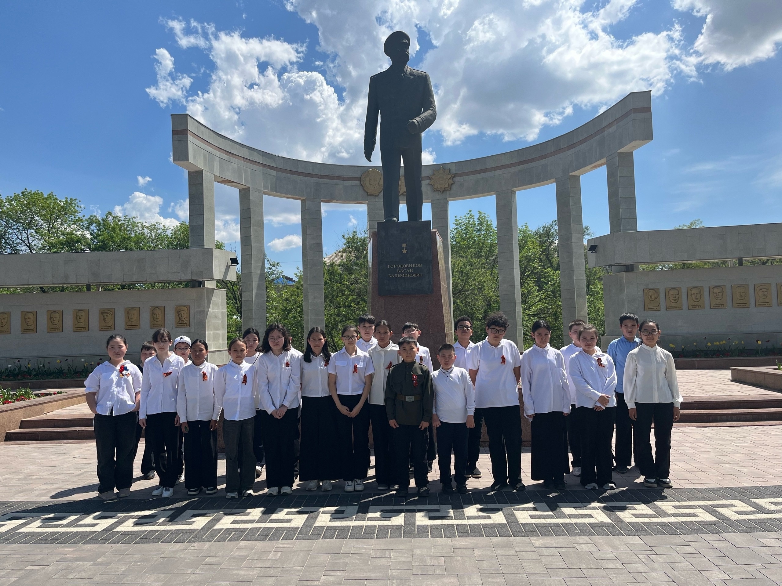 Экскурсия к памятнику погибшим героям в Великой Отечественной Войне.